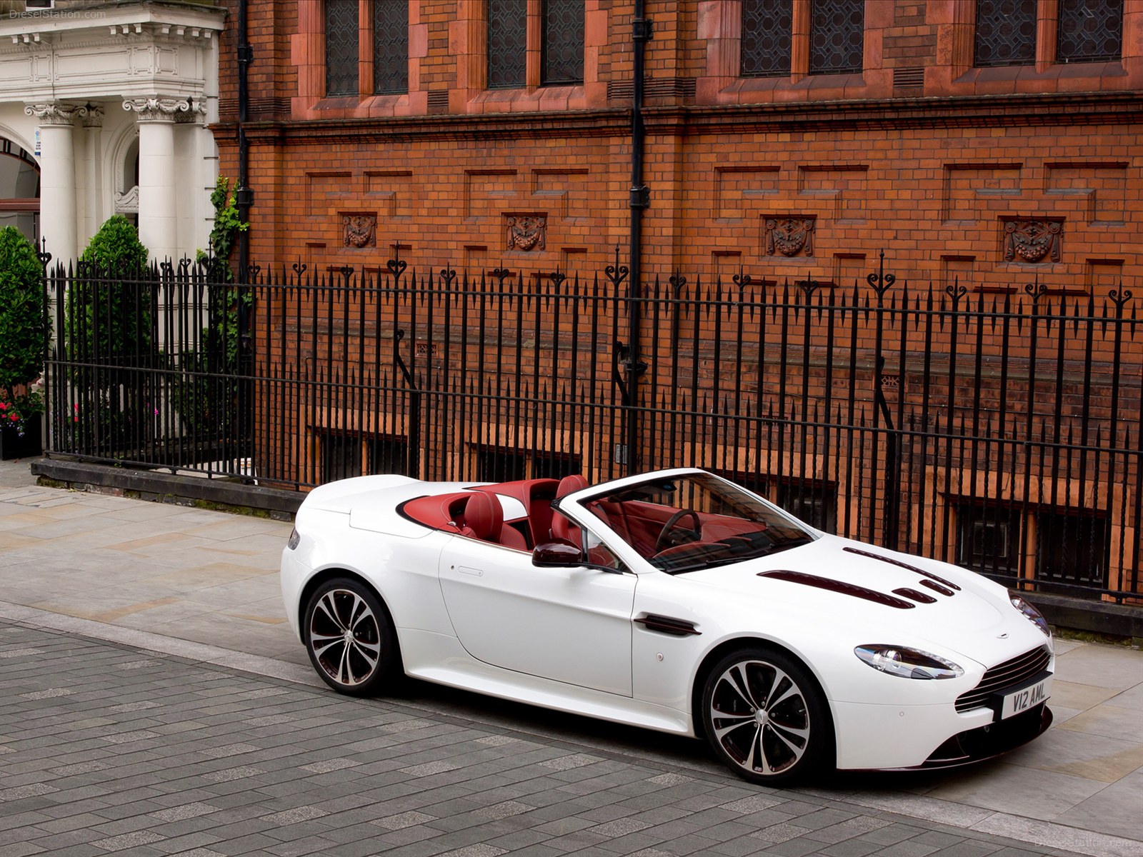 Aston Martin V12 Vantage Roadster 2013